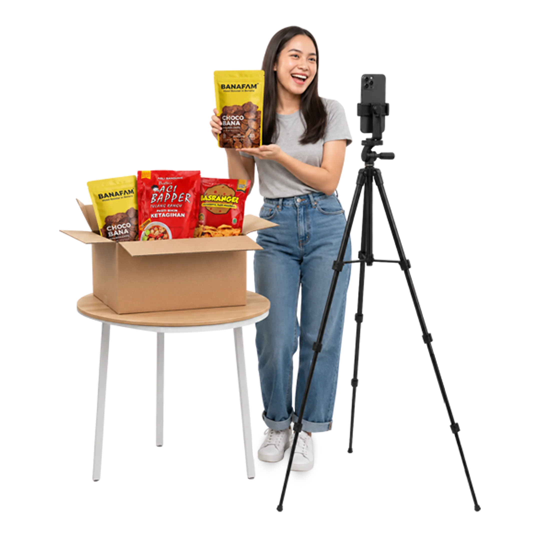 Kreator membuat konten video sambil menampilkan produk snack Foodstocks.